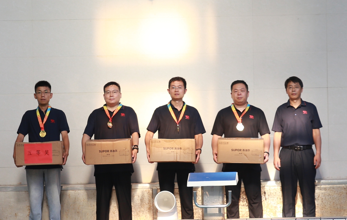 04-公司總工程師楊祥強(qiáng)為榮獲個(gè)人項(xiàng)目第五名的：第一工程公司謝瀟劍、洛陽(yáng)分公司孫攀鋒、項(xiàng)目管理部魏洪峰、駐馬店分公司頓健楠 頒獎(jiǎng)表彰.JPG