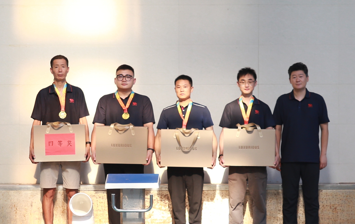 05-公司工會(huì)主席、副總經(jīng)理彥祺為榮獲個(gè)人項(xiàng)目第四名的：中誠(chéng)服務(wù)公司劉海青、信陽(yáng)分公司倪國(guó)寶、焦作分公司何博博、福之匯公司侯松波 頒獎(jiǎng)表彰.JPG