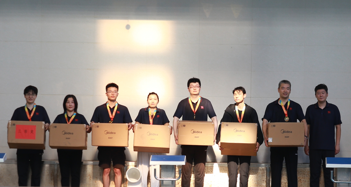 06-公司工會(huì)主席、副總經(jīng)理彥祺為榮獲個(gè)人項(xiàng)目第三名的：投標(biāo)中心王潤(rùn)龍、中誠(chéng)服務(wù)公司邵巍、信息通信設(shè)計(jì)院張宇、焦作分公司劉杰、研發(fā)二中心海天陽(yáng)、正華電訊公司董佳藝、商務(wù)部張瑞通 頒獎(jiǎng)表彰.JPG