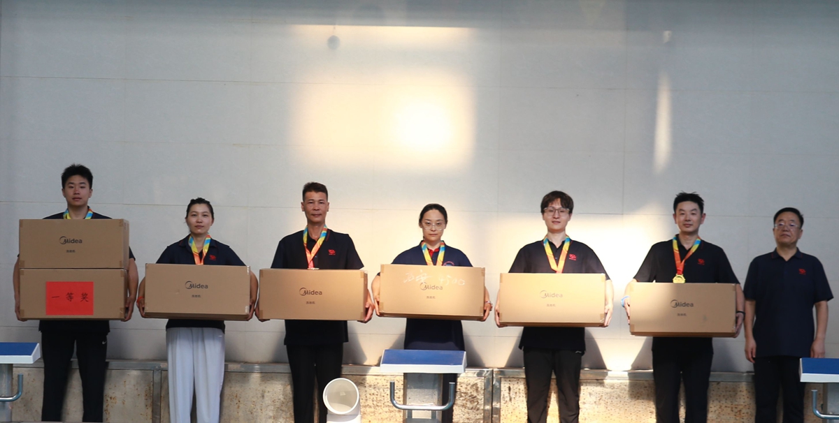 08-公司副總經(jīng)理辛改成為榮獲個(gè)人項(xiàng)目第一名的：第一工程公司孫奧、焦作分公司劉杰、中誠(chéng)服務(wù)公司余林、平頂山分公司朱筱萌、投標(biāo)中心王潤(rùn)龍、福之匯公司李森 頒獎(jiǎng)表彰.JPG