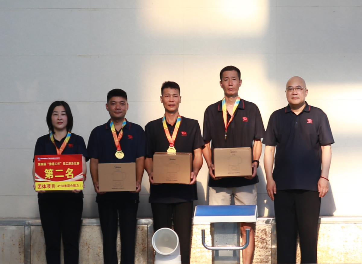 10-公司副總經(jīng)理荊旭慶為榮獲4×50米接力賽第二名的：中誠(chéng)服務(wù)分工會(huì)（中誠(chéng)服務(wù)公司） 頒獎(jiǎng)表彰.JPG