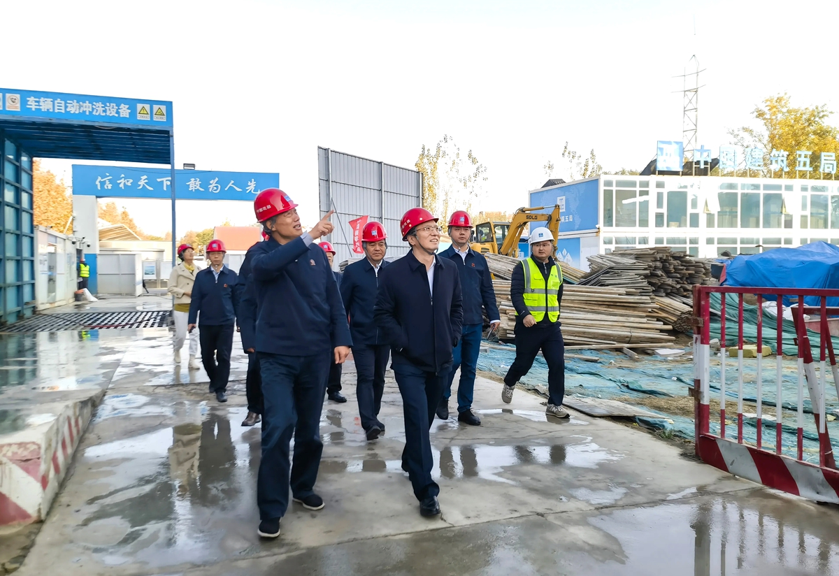 5、陳總一行實地察看公司通信科研中心項目的建設(shè)情況.jpg